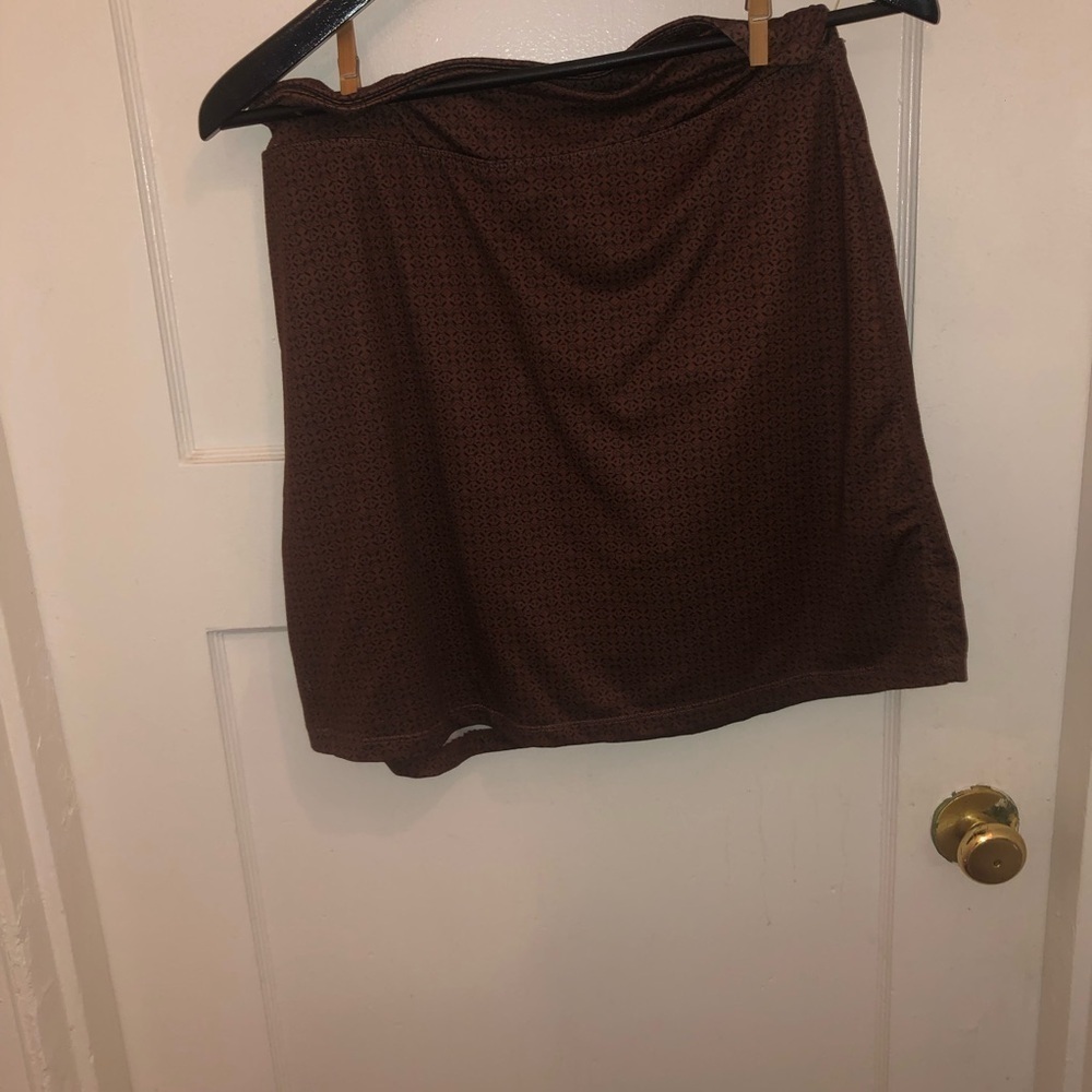 Seg’ments Luxe med 32” round. Skort. Skirt with shorts under it. Preowned.